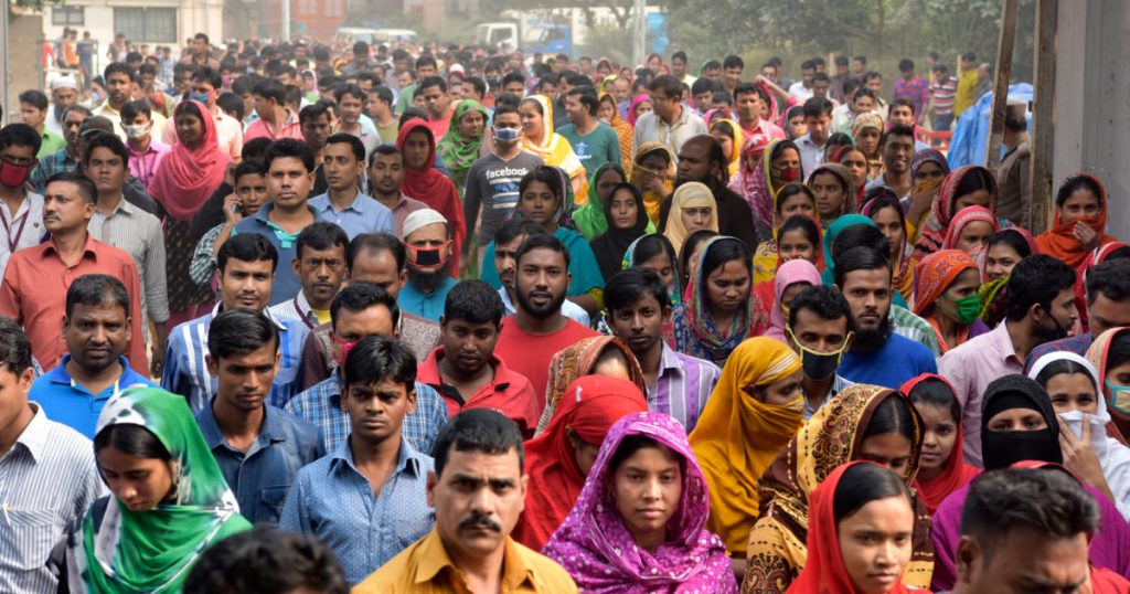 এখন দেশের জনসংখ্যা ১৬ কোটি ৫১ লাখ ৫৮ হাজার ৬১৬ জন।