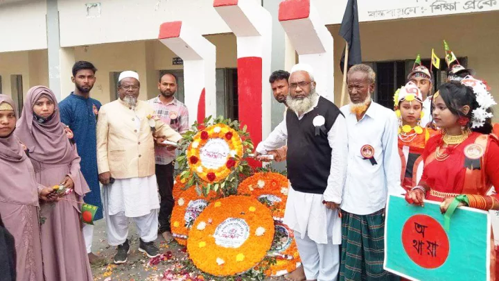 জুতা পায়ে শহীদ মিনারে কলেজের অধ্যক্ষ, বললেন ‘ভুল হয়েছে’