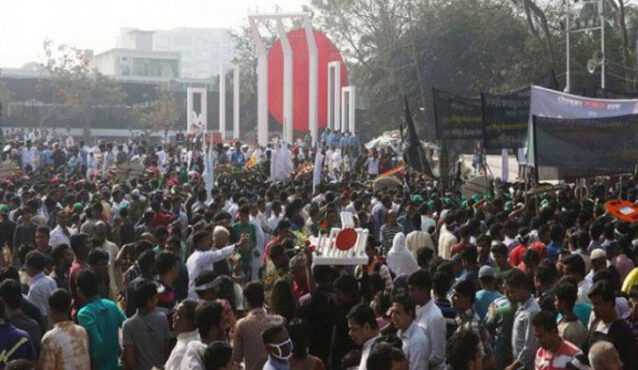 ভাষা শহীদদের প্রতি শ্রদ্ধা জানাতে শহীদ মিনারে জনতার ঢল