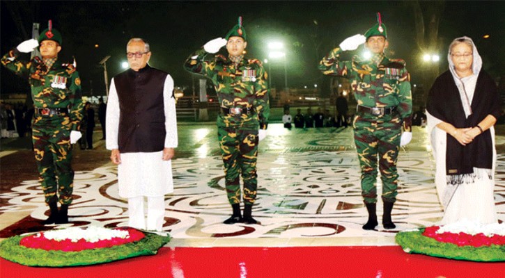 কেন্দ্রীয় শহীদ মিনারে রাষ্ট্রপতি-প্রধানমন্ত্রীর শ্রদ্ধা নিবেদন