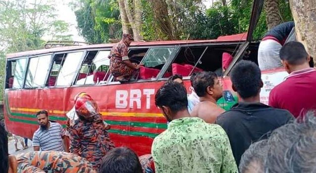 ঝালকাঠিতে বৈদ্যুতিক খুঁটির সঙ্গে বাসের ধাক্কায় নিহত ২