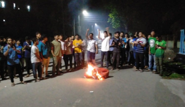 প্রভোস্টের পদত্যাগের দাবিতে রাস্তায় আগুন জ্বালিয়ে বিক্ষোভে বাকৃবি শিক্ষার্থীরা