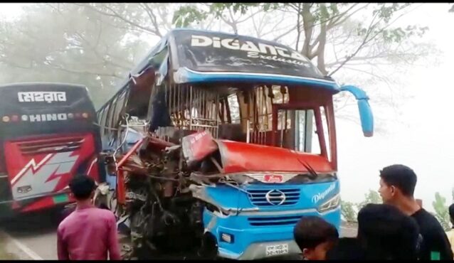 গোপালগঞ্জে যাত্রীবাহী দুই বাসের মুখোমুখি সংঘর্ষে আহত-২০