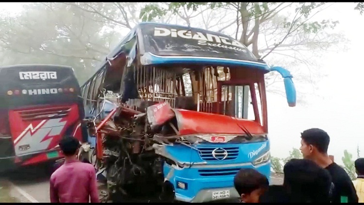 গোপালগঞ্জে যাত্রীবাহী দুই বাসের মুখোমুখি সংঘর্ষে আহত-২০