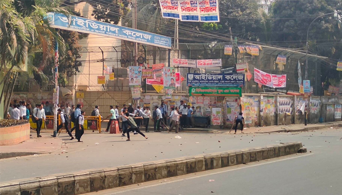 ঢাকা কলেজ-আইডিয়ালের শিক্ষার্থীদের ধাওয়া-পাল্টা ধাওয়া