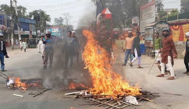 সালানা জলসাকে কেন্দ্র করে পঞ্চগড়ে পুলিশ-মুসল্লি সংঘর্ষ, আহত ৩০