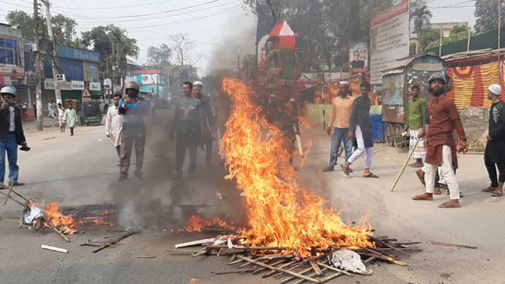 সালানা জলসাকে কেন্দ্র করে পঞ্চগড়ে পুলিশ-মুসল্লি সংঘর্ষ, আহত ৩০