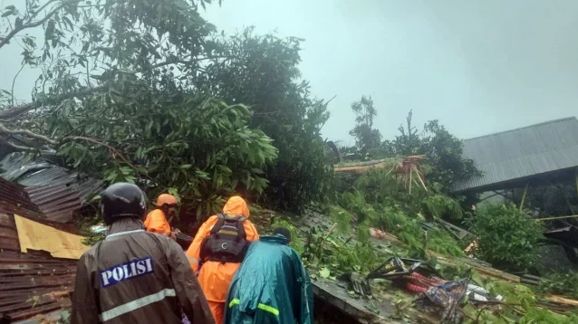 ইন্দোনেশিয়ায় প্রবল বর্ষণ ও ভূমিধসে নিহত ১৫