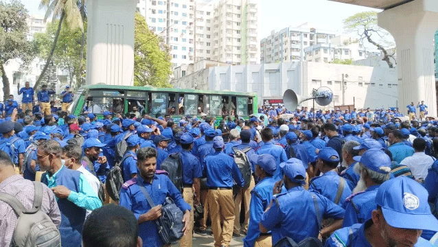 চাকরি জাতীয়করণ ও বেতন বাড়ানোর দাবিতে আন্দোলনে গ্রাম পুলিশ