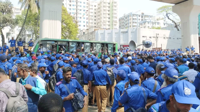 চাকরি জাতীয়করণ ও বেতন বাড়ানোর দাবিতে আন্দোলনে গ্রাম পুলিশ