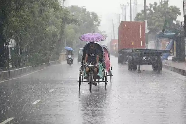 রাজধানীতে থেমে থেমে বৃষ্টি, হতে পারে কালবৈশাখী