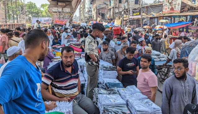 ফুটপাতে অস্থায়ী দোকান বসিয়েছেন বঙ্গবাজারের ব্যবসায়ীরা