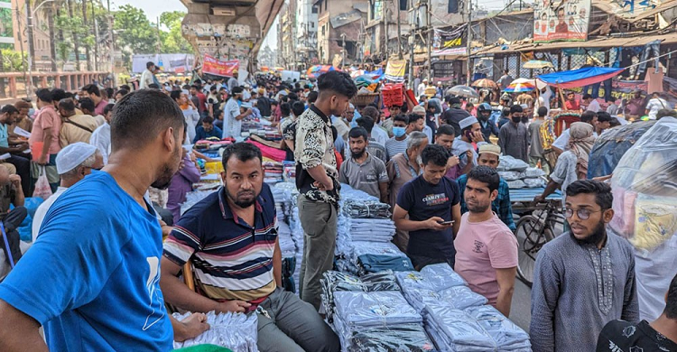 ফুটপাতে অস্থায়ী দোকান বসিয়েছেন বঙ্গবাজারের ব্যবসায়ীরা