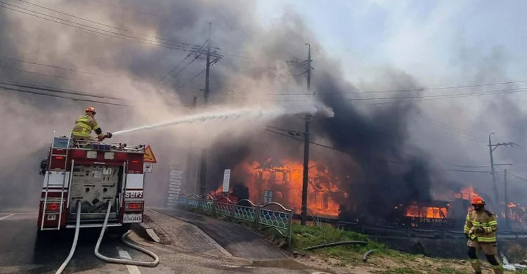 দক্ষিণ কোরিয়ায় ভয়াবহ দাবানলে পুড়ে ছাই শত শত ঘরবাড়ি