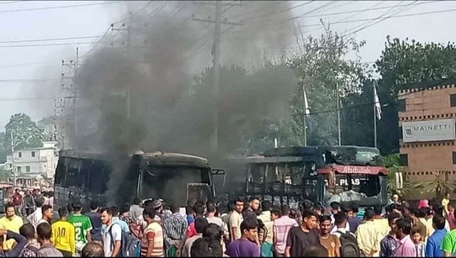 দুই বাসের প্রতিযোগিতায় প্রাণ গেল মোটরসাইকেলচালকের, আগুন দিলেন জনতা