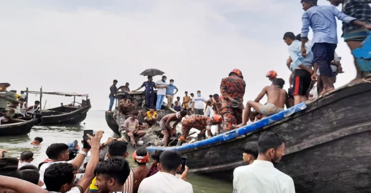 কক্সবাজারে ডুবন্ত ট্রলারে মিলছে একের পর লাশ