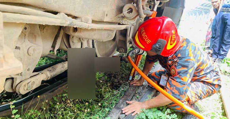 ট্রেনের চাকার নিচ থেকে শিশুকে বাঁচাল ফায়ার সার্ভিস