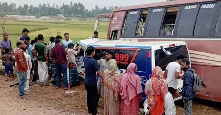 সিরাজগঞ্জে বাস-অ্যাম্বুলেন্স সংঘর্ষে নিহত ৩