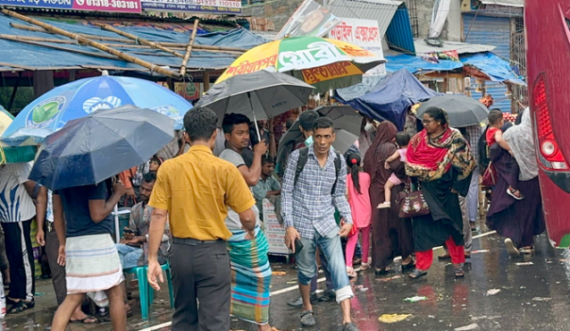 গুঁড়িগুঁড়ি বৃষ্টিতে ভোগান্তি ঘরমুখো মানুষের