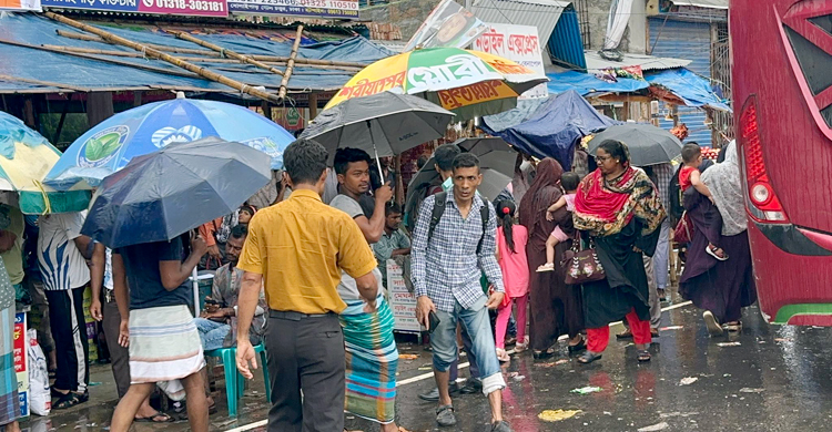 গুঁড়িগুঁড়ি বৃষ্টিতে ভোগান্তি ঘরমুখো মানুষের