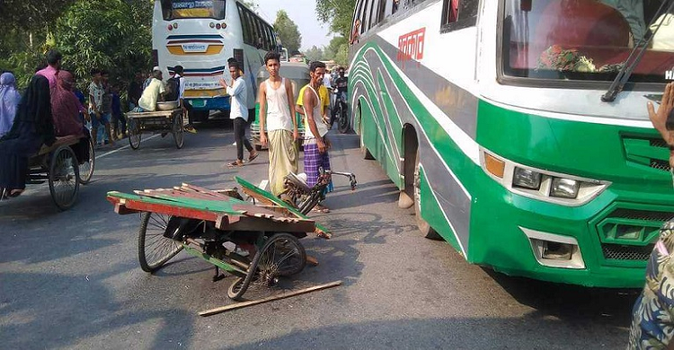 টাঙ্গাইলে বাসের ধাক্কায় স্বামী-স্ত্রীসহ নিহত ৪