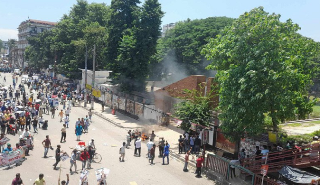 মিরপুরে বিএনপি-ছাত্রলীগ সংঘর্ষ, মোটরাসাইকেলে আগুন