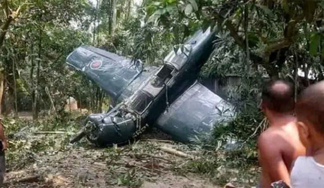 বগুড়ায় বিমান বাহিনীর প্রশিক্ষণ বিমান বিধ্বস্ত