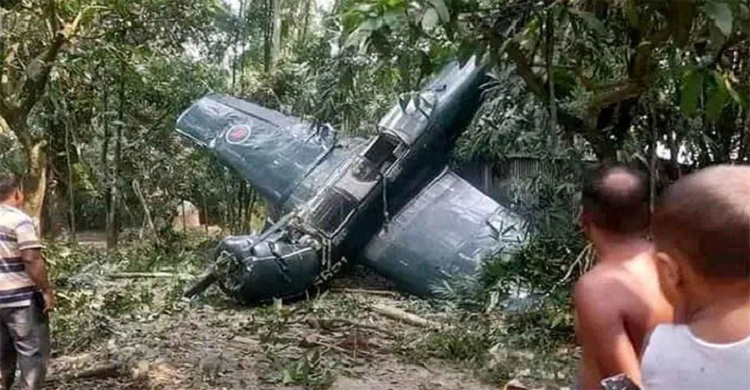 বগুড়ায় বিমান বাহিনীর প্রশিক্ষণ বিমান বিধ্বস্ত