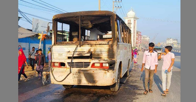 গাজীপুরে যাত্রীবাহী বাসে আগুন