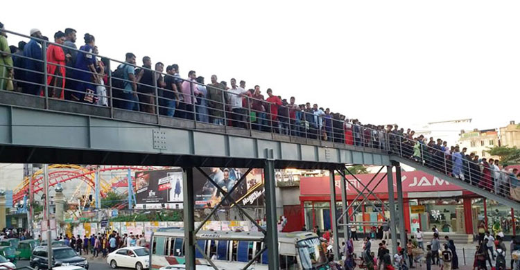 জীবন না গেলে মেলে না পদচারী সেতু!