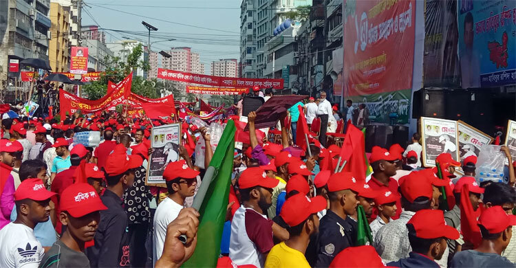 তীব্র গরম উপেক্ষা করে নয়াপল্টনে চলছে শ্রমিক সমাবেশ