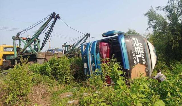 চৌদ্দগ্রামে নিয়ন্ত্রণ হারিয়ে বাস খাদে, নিহত ৫