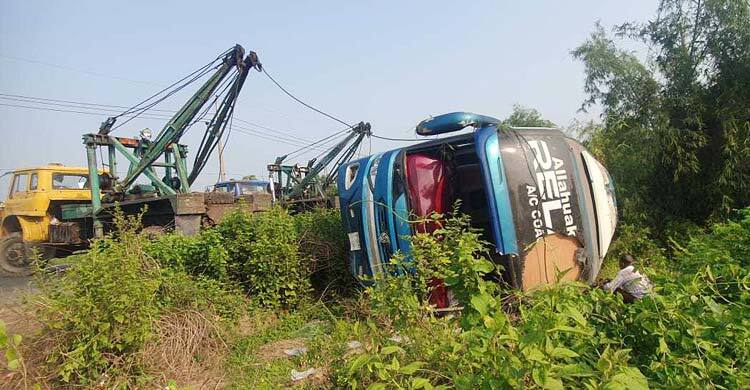 চৌদ্দগ্রামে নিয়ন্ত্রণ হারিয়ে বাস খাদে, নিহত ৫