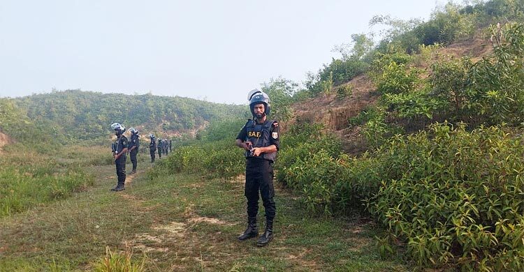 কক্সবাজারে পাহাড়ে আরসার আস্তানায় অভিযান