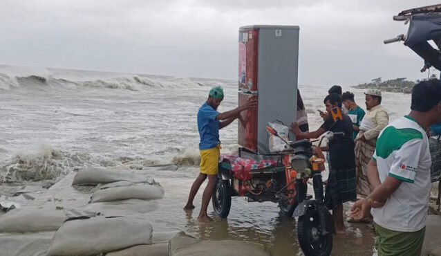 মালামাল সরিয়ে নিচ্ছেন ঝুঁকিপূর্ণ এলাকার মানুষ