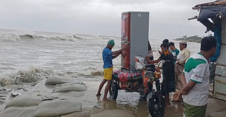 মালামাল সরিয়ে নিচ্ছেন ঝুঁকিপূর্ণ এলাকার মানুষ