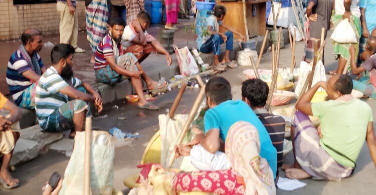 কম কাজ-তীব্র গরমে নাজেহাল শ্রমহাটের শ্রমিকরা