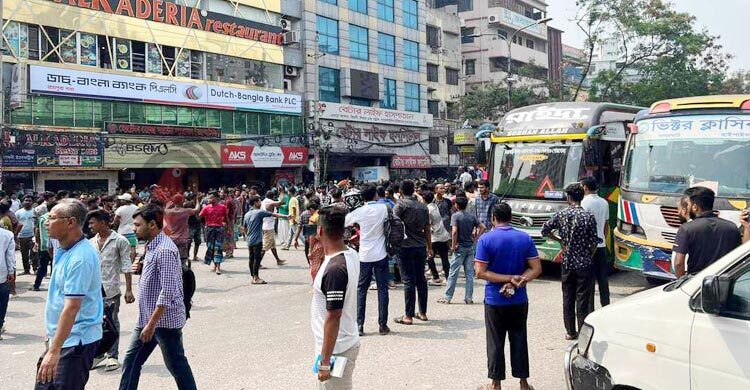 রামপুরা সড়ক অবরোধ করেছে অটোরিকশাচালকরা, তীব্র যানজট