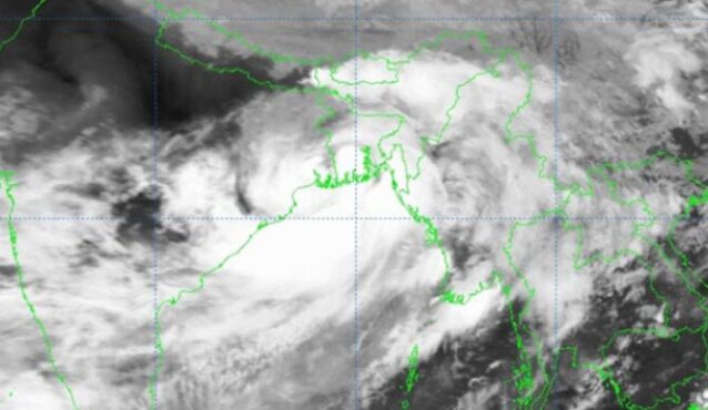 উপকূল অতিক্রম করে দুর্বল হচ্ছে ‘রিমাল’