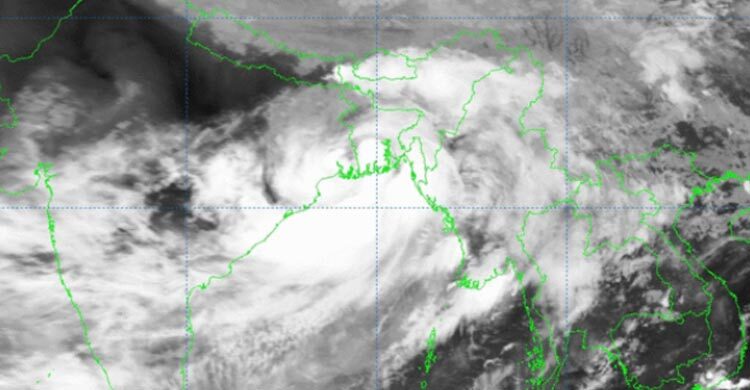 উপকূল অতিক্রম করে দুর্বল হচ্ছে ‘রিমাল’