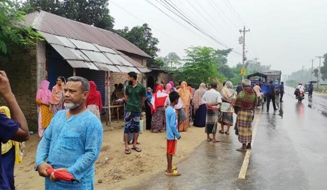 কুকুরের তাড়া খেয়ে ট্রাকের নিচে শিশু