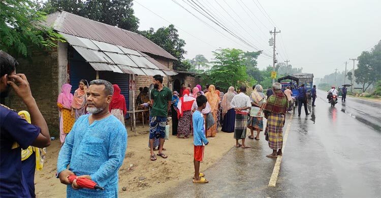 কুকুরের তাড়া খেয়ে ট্রাকের নিচে শিশু