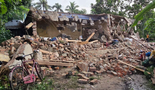 ভেকু দিয়ে বাড়িঘর গুঁড়িয়ে দেওয়ার অভিযোগ আ’লীগ নেতার বিরুদ্ধে