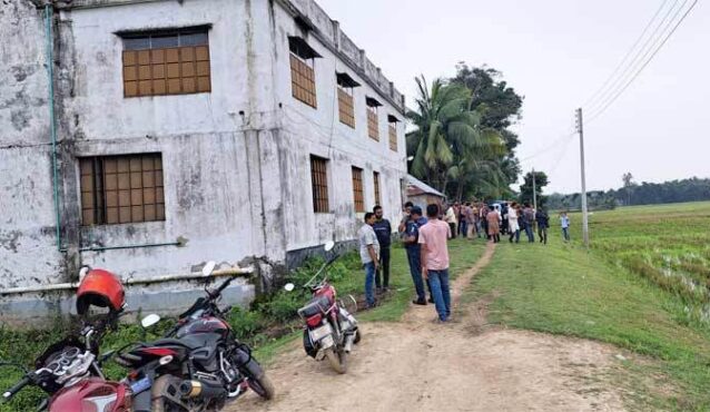 নেত্রকোনায় জঙ্গি আস্তানা সন্দেহে বাড়ি ঘিরে রেখেছে পুলিশ