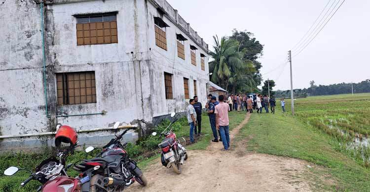 নেত্রকোনায় জঙ্গি আস্তানা সন্দেহে বাড়ি ঘিরে রেখেছে পুলিশ