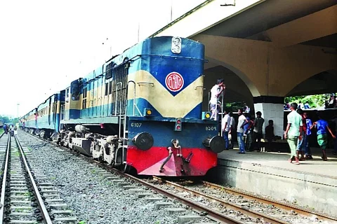 কমলাপুর থেকে বিলম্বে ছাড়ছে ট্রেন, যাত্রীদের ভোগান্তি