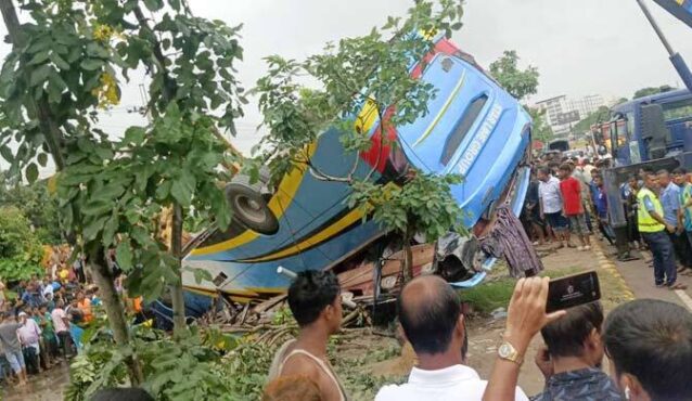 ঢাকা-চট্টগ্রাম মহাসড়কে বাস উল্টে নিহত ১ আহত ১৫ জন