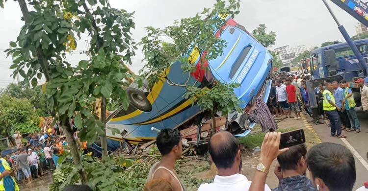 ঢাকা-চট্টগ্রাম মহাসড়কে বাস উল্টে নিহত ১ আহত ১৫ জন