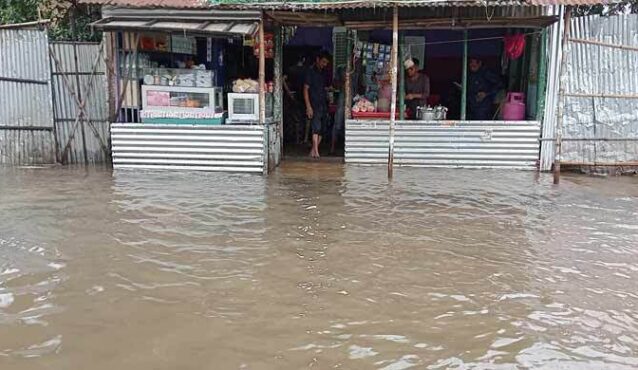 বন্যায় মোমবাতি ও শুকনা খাবারের আকাশছোঁয়া দাম