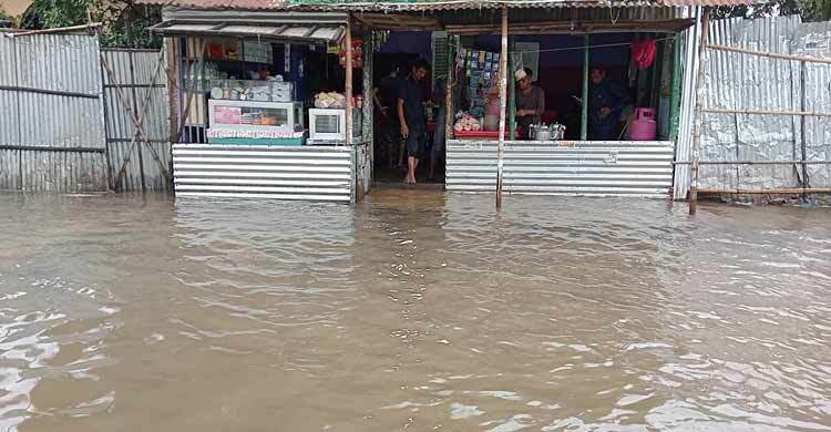 বন্যায় মোমবাতি ও শুকনা খাবারের আকাশছোঁয়া দাম